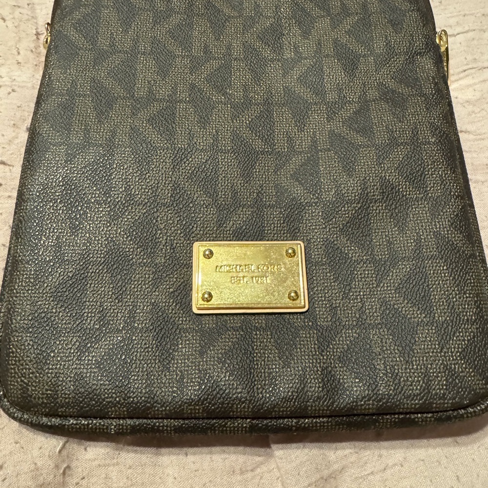 Michael Kors Gray and Gold Ipad/Tablet case